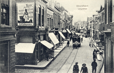 11705 Gezicht in de Langestraat met winkelpanden en publiek te Amersfoort uit het zuidwesten; met links de voorgevels ...